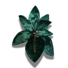 Cargar imagen en el visor de la galería, Broche Orquídea Nocturna