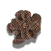 Load image into Gallery viewer, Broche Magnolia Invernal
