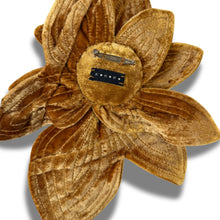 Cargar imagen en el visor de la galería, Broche Orquídea Nocturna
