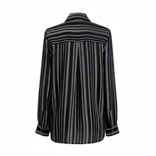 Cargar imagen en el visor de la galería, Classic Button Shirt
